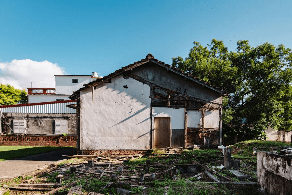 沿著花蓮吉安古蹟慢慢前行，從慶修院到煙草建築，在日治移民村的痕跡裡感受時間流動