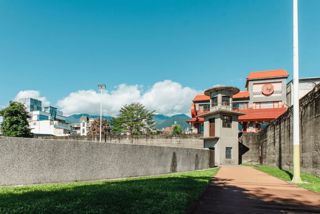 沿著花蓮吉安古蹟慢慢前行，從慶修院到煙草建築，在日治移民村的痕跡裡感受時間流動