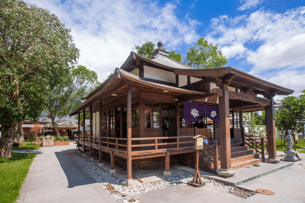 沿著花蓮吉安古蹟慢慢前行，從慶修院到煙草建築，在日治移民村的痕跡裡感受時間流動