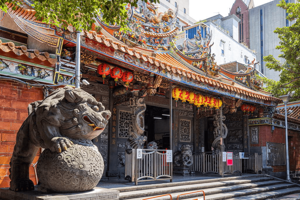 在大稻埕迪化街散步，穿越百年巴洛克建築，感受台北最迷人的歷史文化