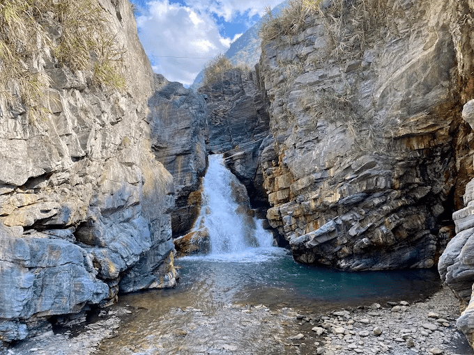 在南投免費景點裡慢慢走一圈，從山谷水氣到林蔭街道，把一天過得剛剛好