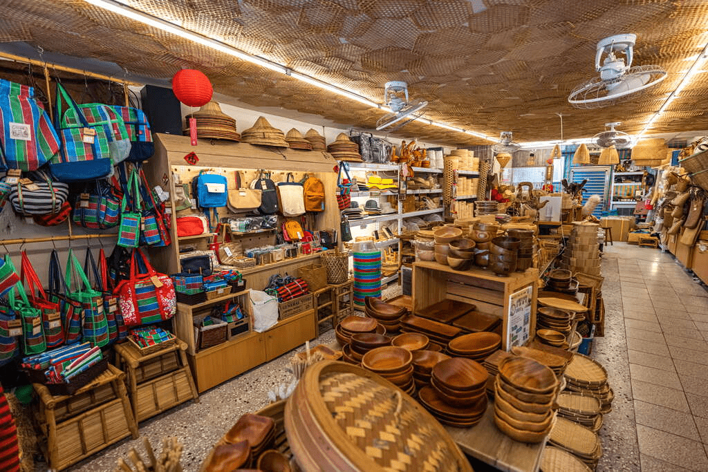 在大稻埕迪化街散步，穿越百年巴洛克建築，感受台北最迷人的歷史文化