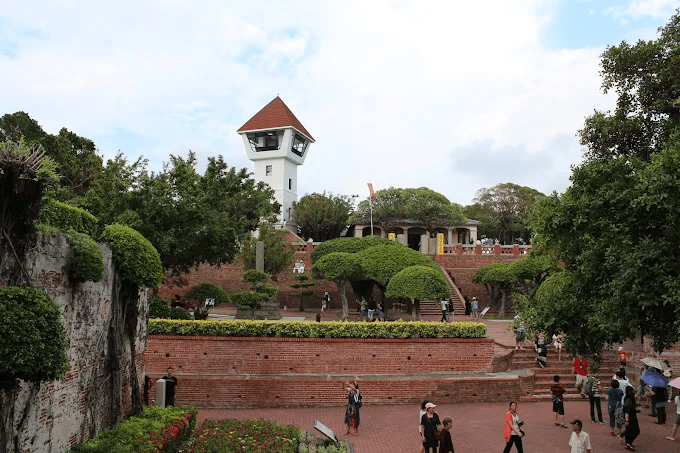 在台南安平住進森行旅的一晚，光影流動之間讓旅程變得很輕