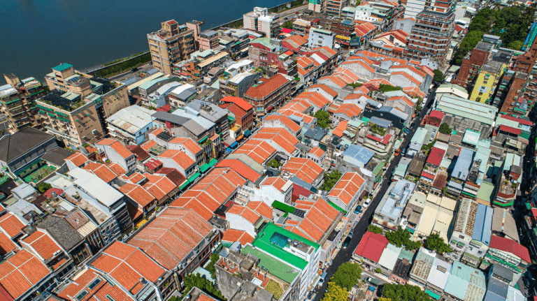 在大稻埕迪化街散步，穿越百年巴洛克建築，感受台北最迷人的歷史文化