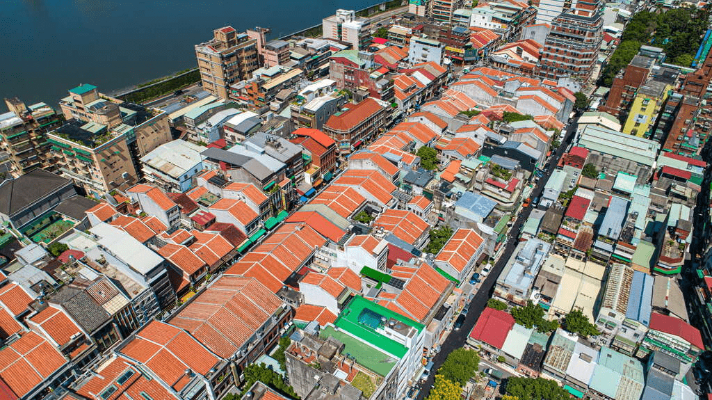 在大稻埕迪化街散步，穿越百年巴洛克建築，感受台北最迷人的歷史文化