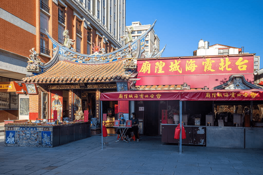 在大稻埕迪化街散步，穿越百年巴洛克建築，感受台北最迷人的歷史文化