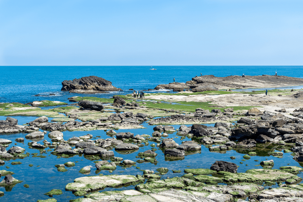 大坪海岸壯麗的天然礁岩與平靜的海水，是基隆海岸線上最迷人的自然風景之一