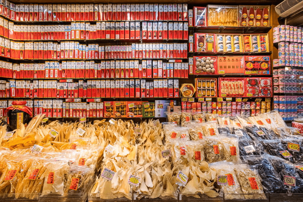 在大稻埕迪化街散步，穿越百年巴洛克建築，感受台北最迷人的歷史文化