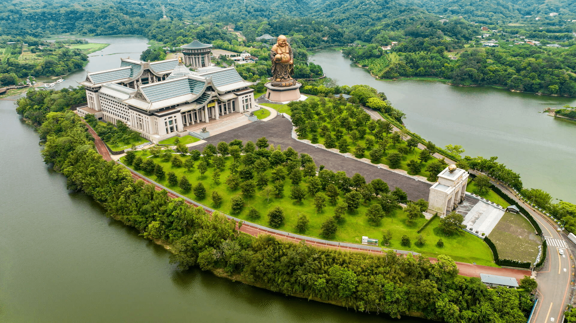 峨眉湖的清晨很安靜，霧氣與湖面交織成一種剛好的距離，適合放慢腳步