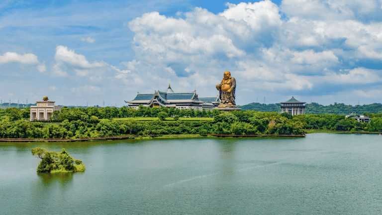 峨眉湖的清晨很安靜,霧氣與湖面交織成一種剛好的距離,適合放慢腳步