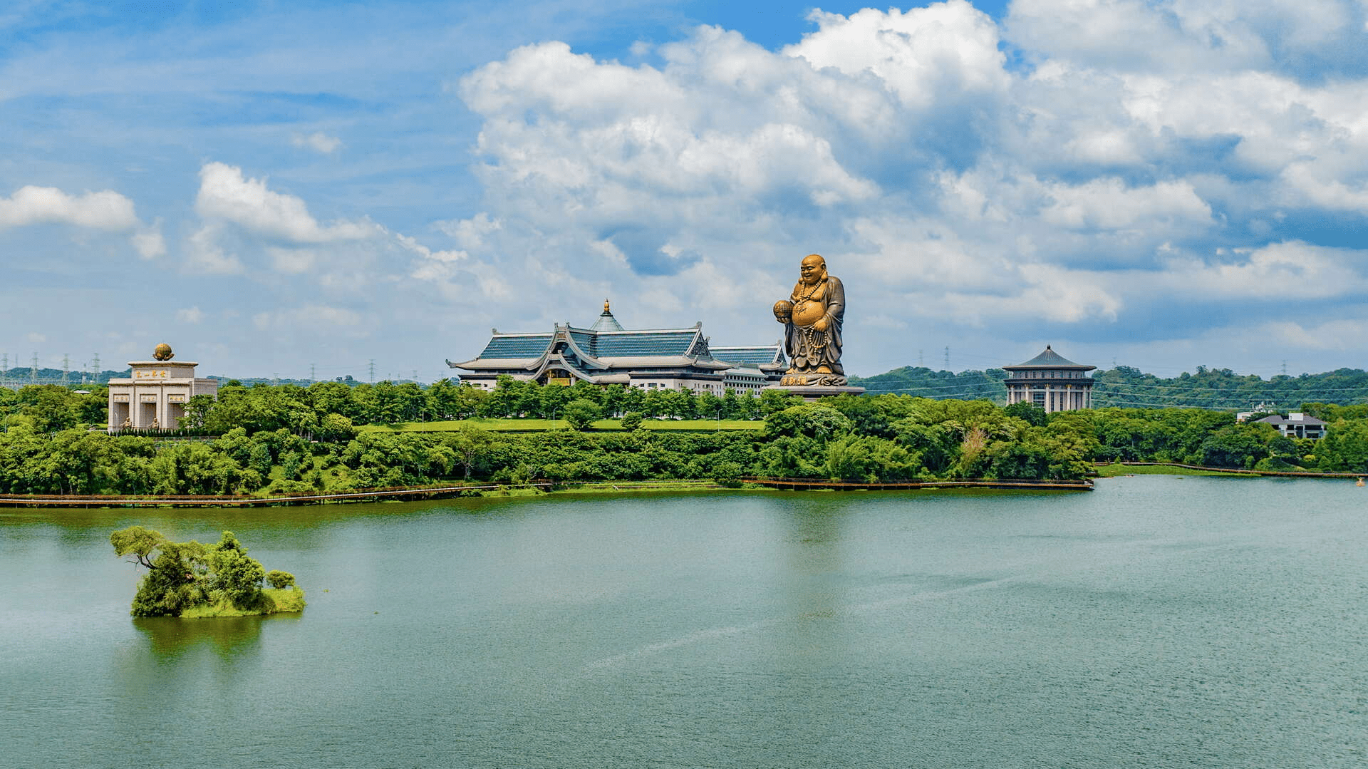 峨眉湖的清晨很安靜，霧氣與湖面交織成一種剛好的距離，適合放慢腳步