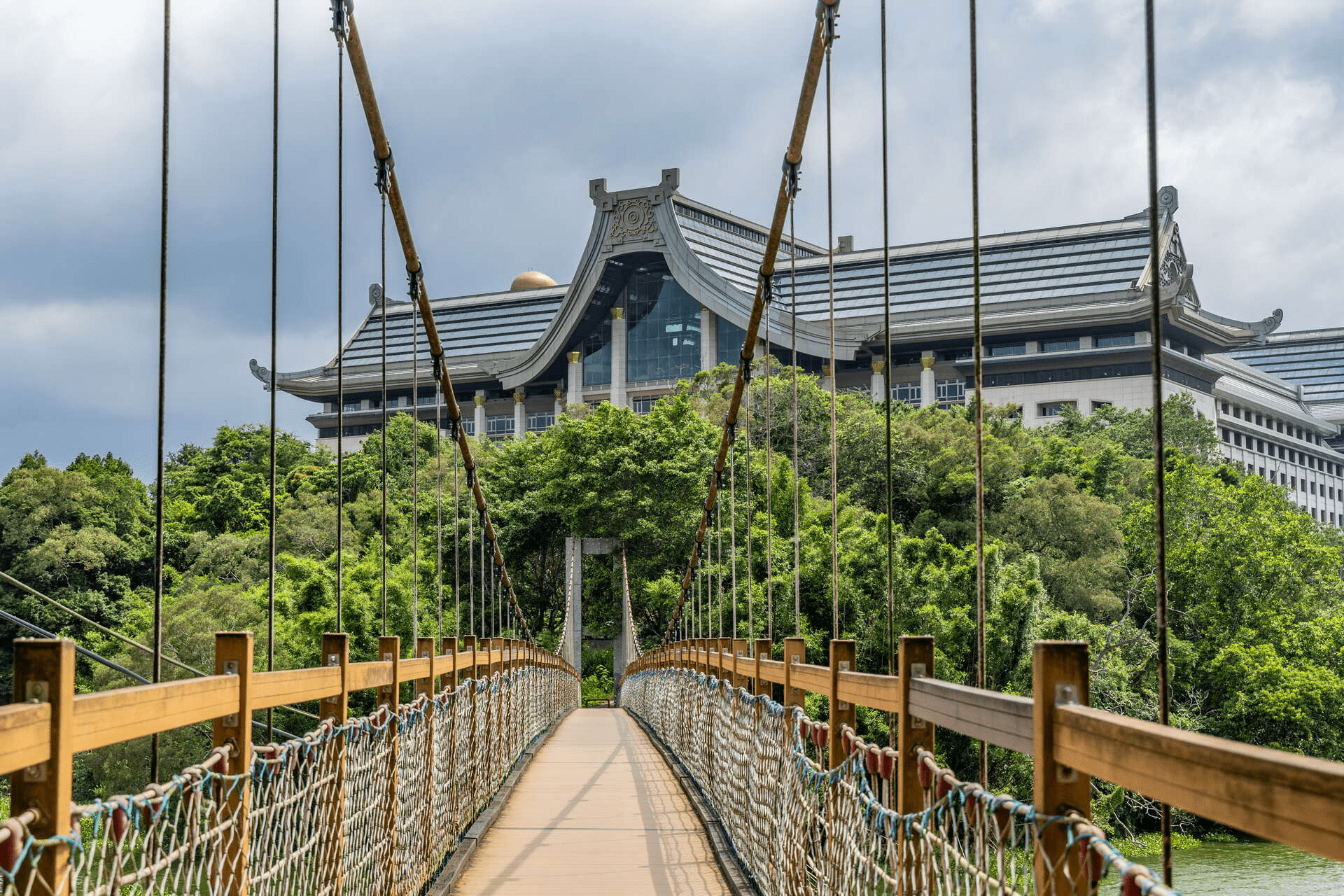 峨眉湖的清晨很安靜，霧氣與湖面交織成一種剛好的距離，適合放慢腳步