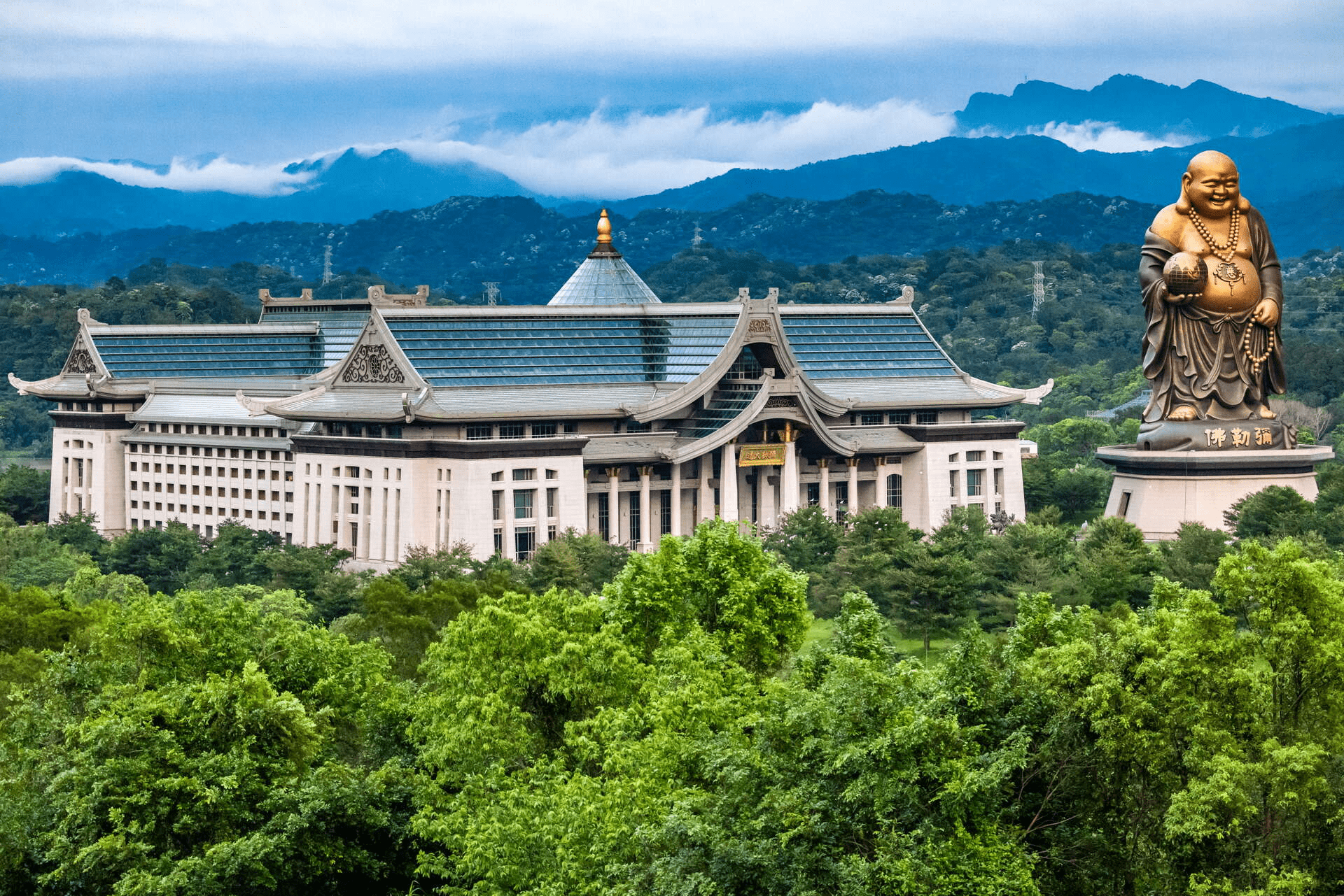 峨眉湖的清晨很安靜，霧氣與湖面交織成一種剛好的距離，適合放慢腳步