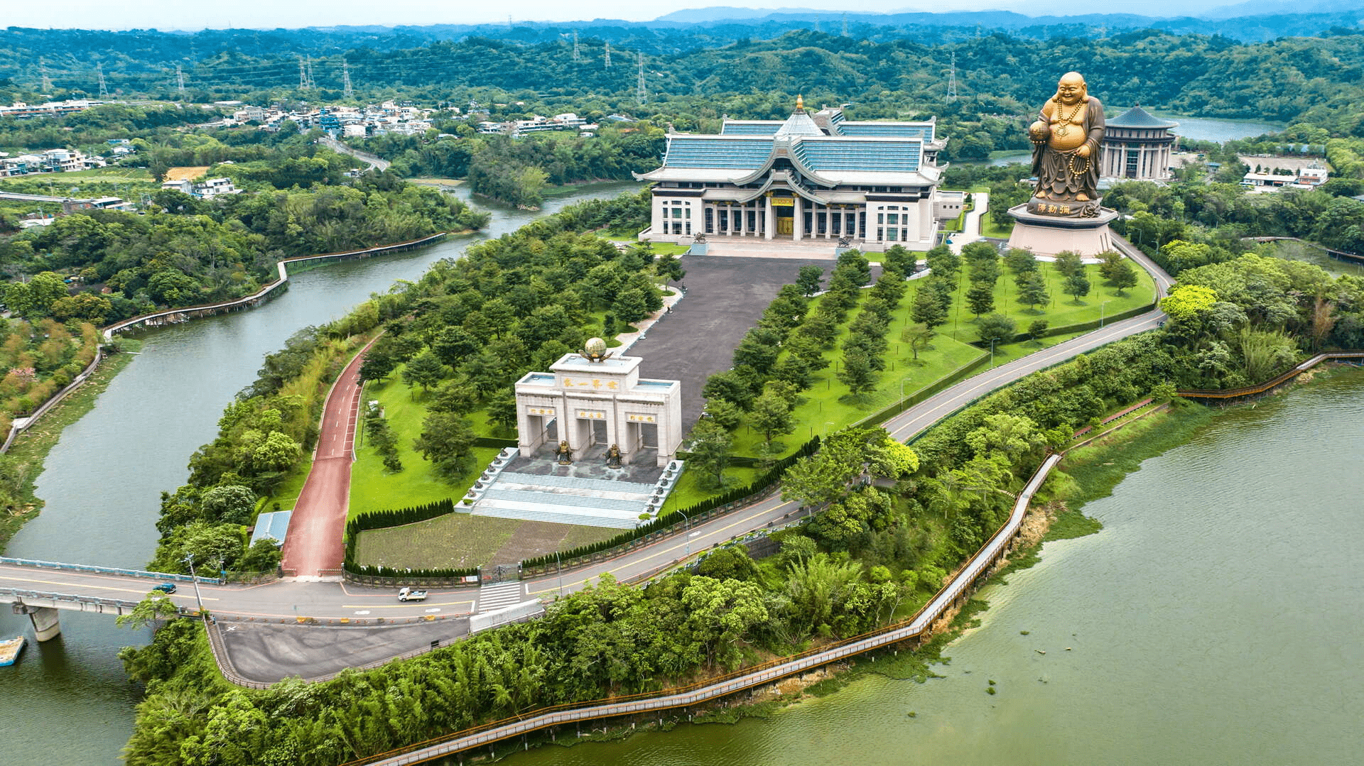 峨眉湖的清晨很安靜，霧氣與湖面交織成一種剛好的距離，適合放慢腳步
