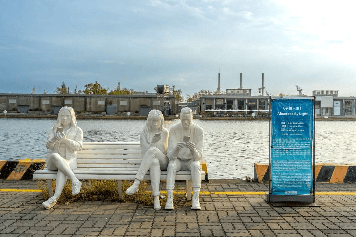 當陽光灑落在駁二的裝置藝術上，城市的過去與現在正在同一刻重疊成畫