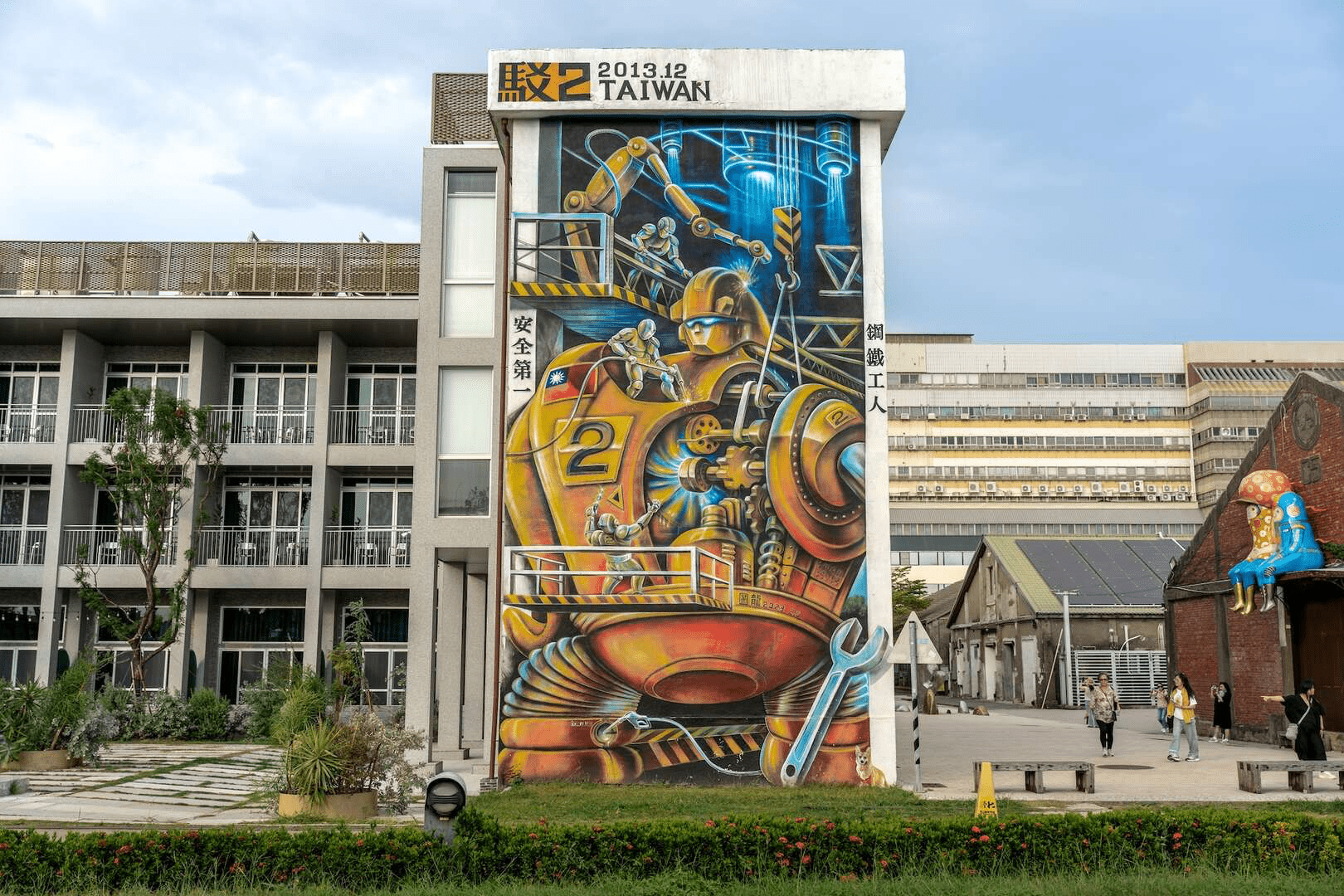 當陽光灑落在駁二的裝置藝術上，城市的過去與現在正在同一刻重疊成畫