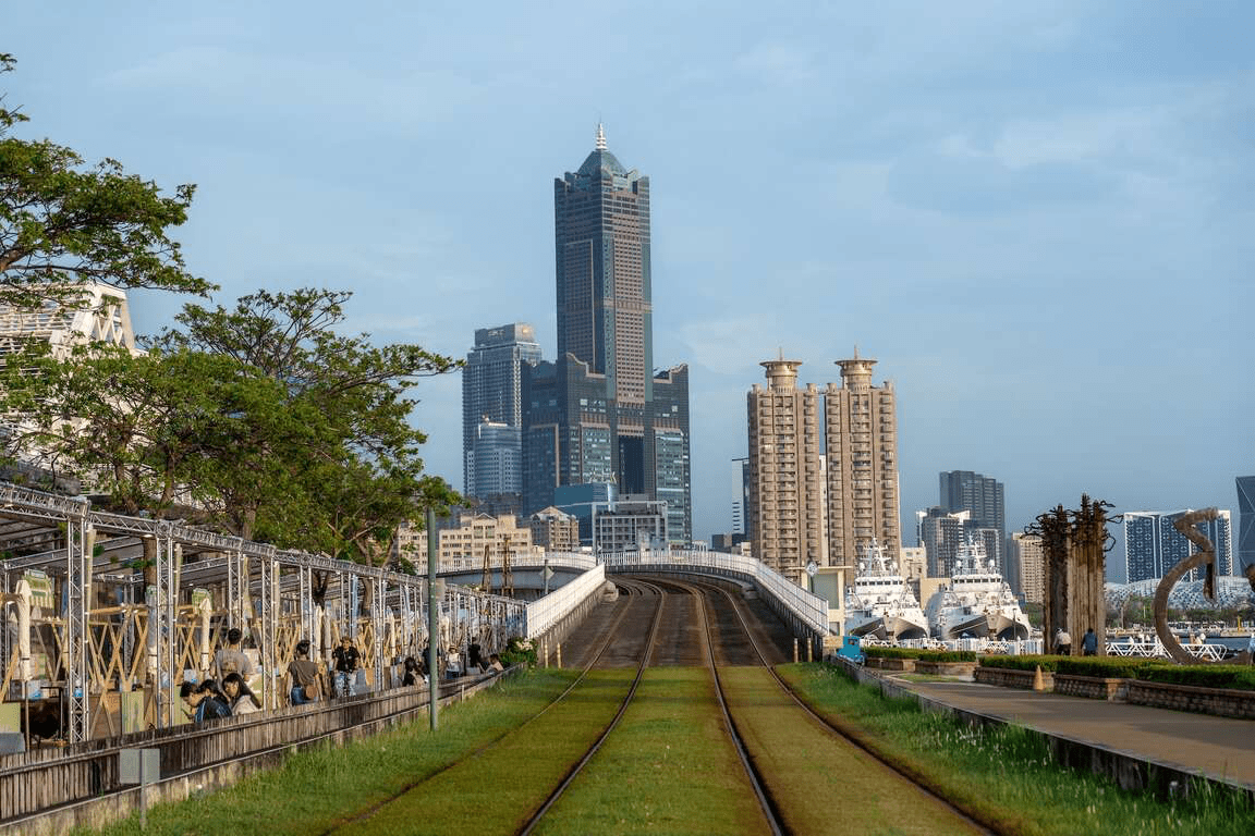 當陽光灑落在駁二的裝置藝術上，城市的過去與現在正在同一刻重疊成畫