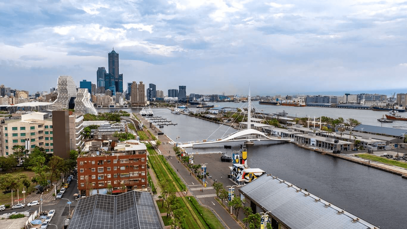 當陽光灑落在駁二的裝置藝術上，城市的過去與現在正在同一刻重疊成畫