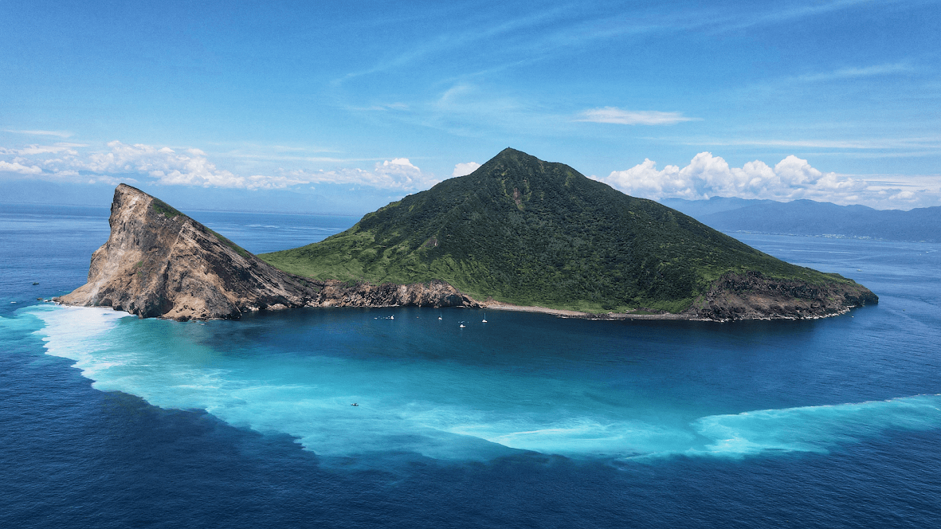 宜蘭龜山島賞鯨爆紅！搭新福豐36號JIN36從烏石港出航，一次追鯨豚、繞島、看牛奶海