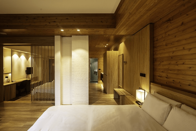 孟宗山莊客房以木質調與溫潤燈光營造舒適放鬆的休息空間