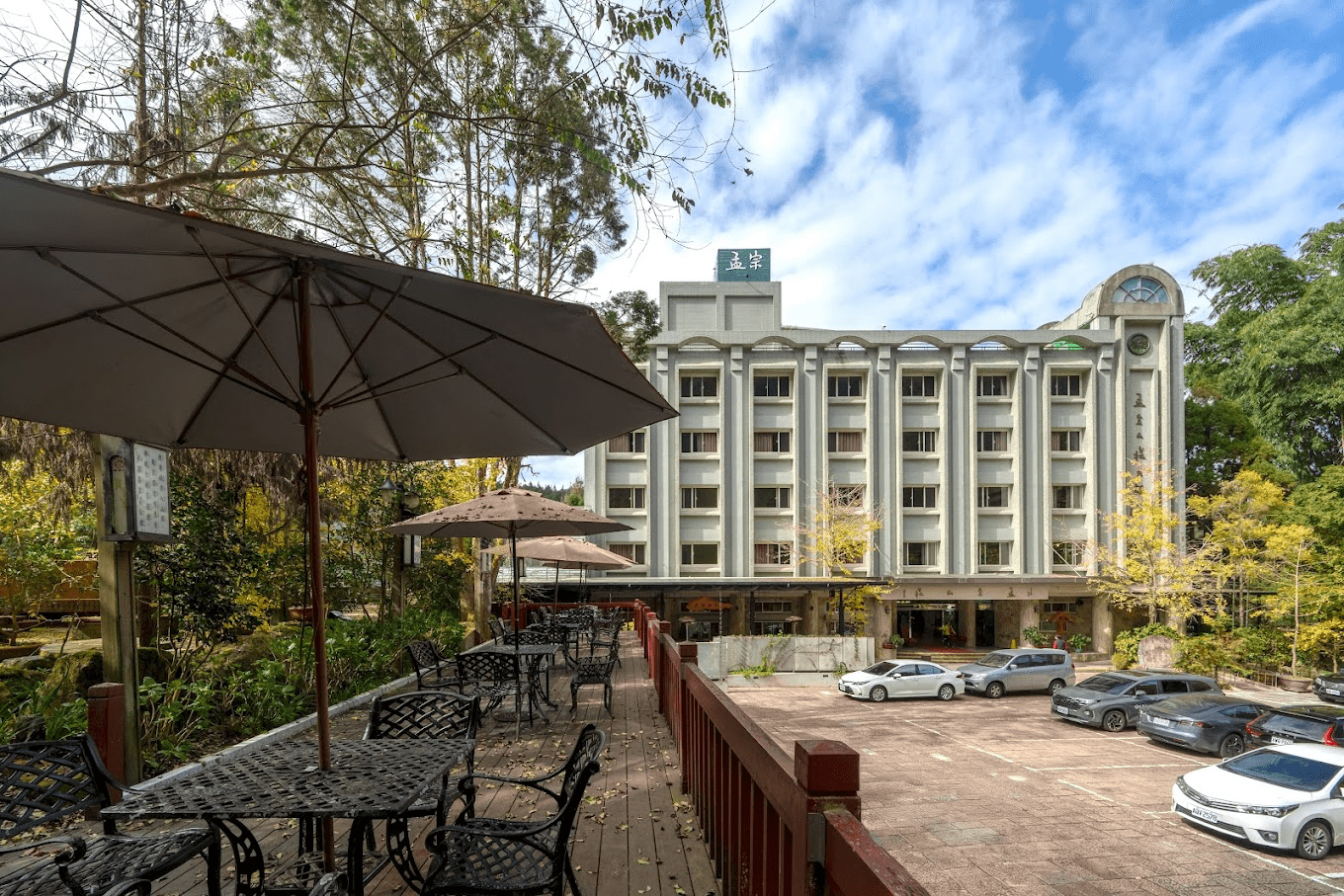 被大片孟宗竹林環繞的山莊園區，營造出獨特靜謐的山林氛圍