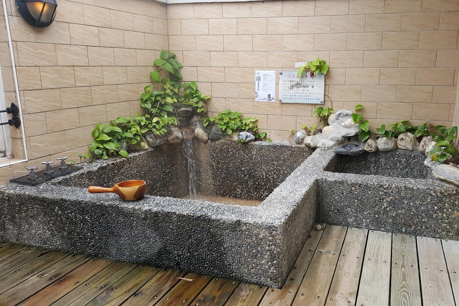 2026 烏來避世秘境！淞呂溫泉會館觀景房 $2,380 起，石砌美人湯療癒山林時光