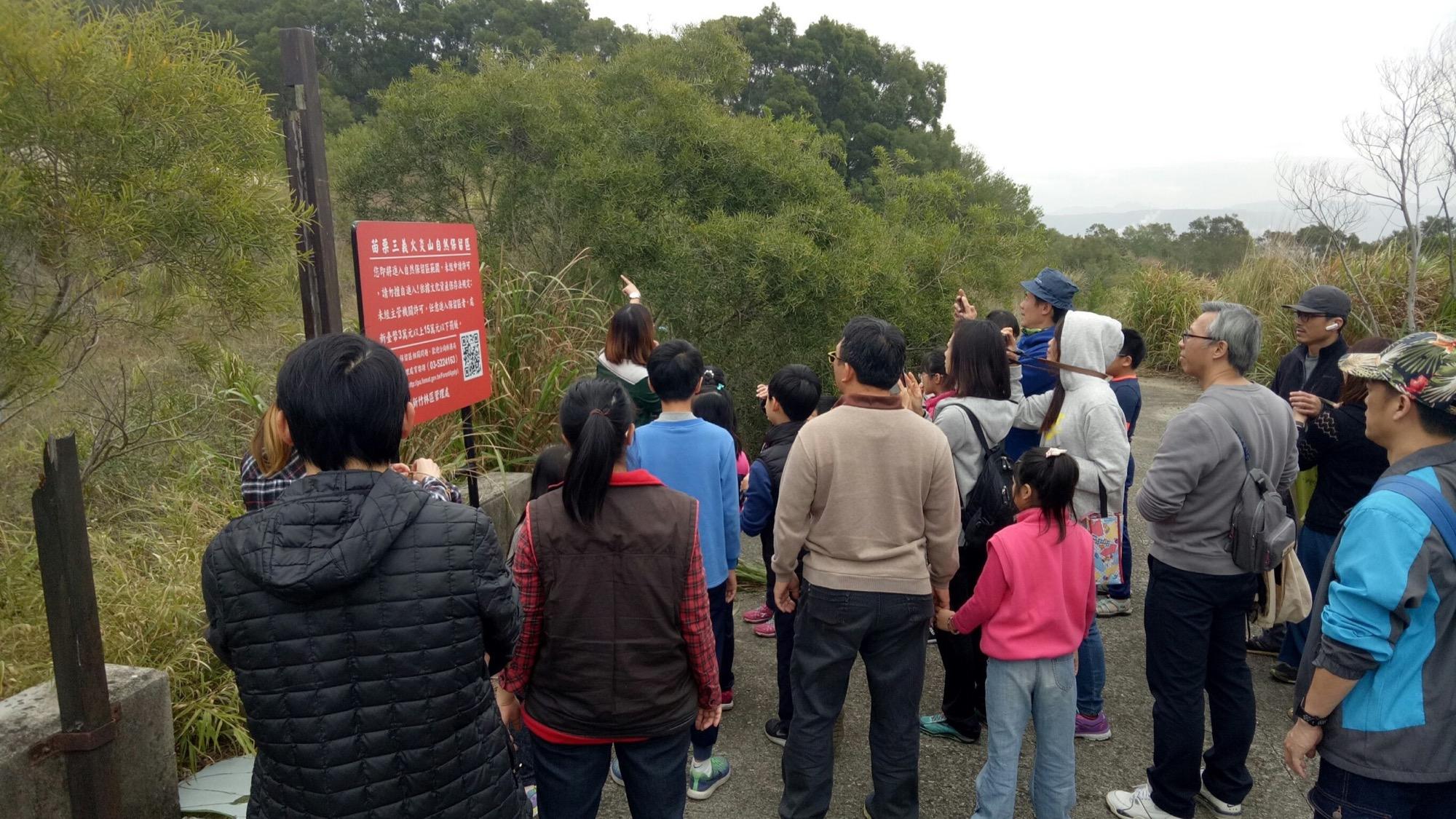 走進苗栗三義旅遊景點，在木雕山城騎鐵道迎著午後山風慢慢前行