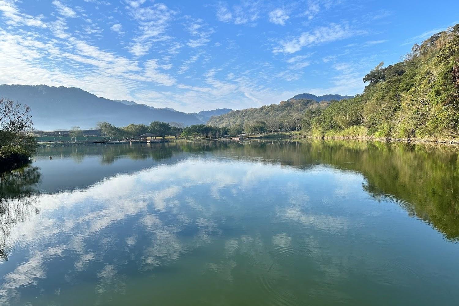 2026桃園龍潭秘境｜三坑自然生態公園：湖光山色、野餐大草坪與老街美食一日遊全攻略