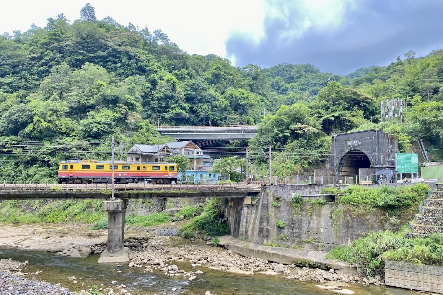 2026平溪線深度遊：三貂嶺鐵道分岔點秘境曝光，十分老街與山城美學全攻略