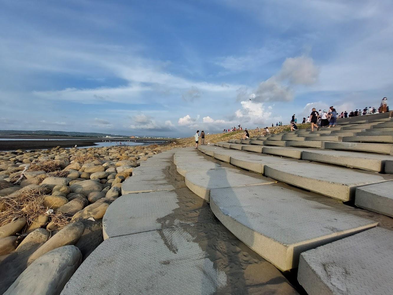 2026新竹漁港旅遊全攻略：走訪魚鱗天梯、十七公里海岸線，感受南寮浪漫夕陽與海鮮饗宴