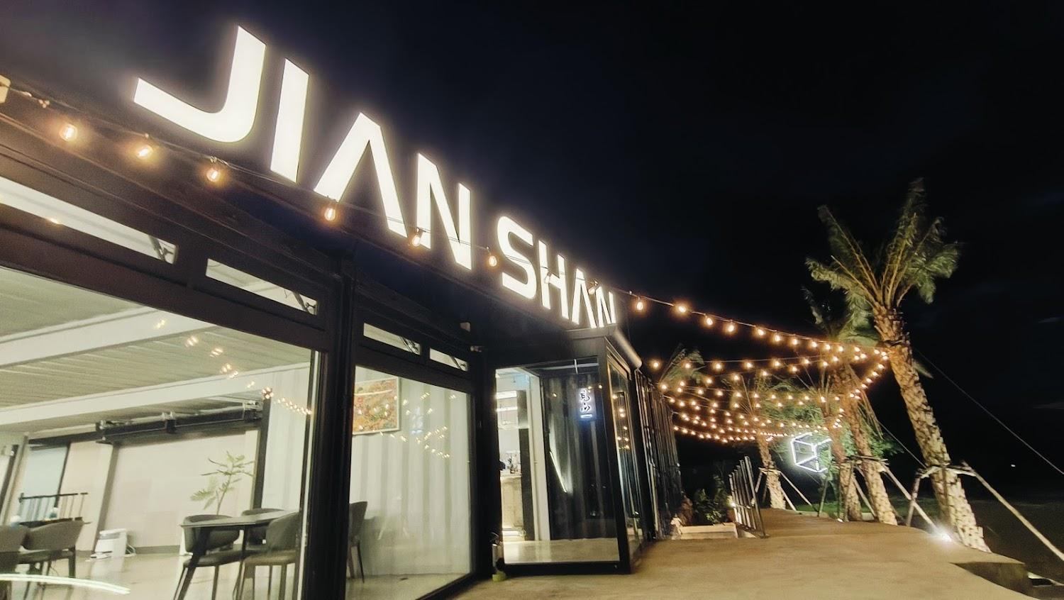 2026桃園約會首選！見山景觀咖啡餐廳：坐擁270度超廣角百萬夜景，乳姑山最美星光祕境