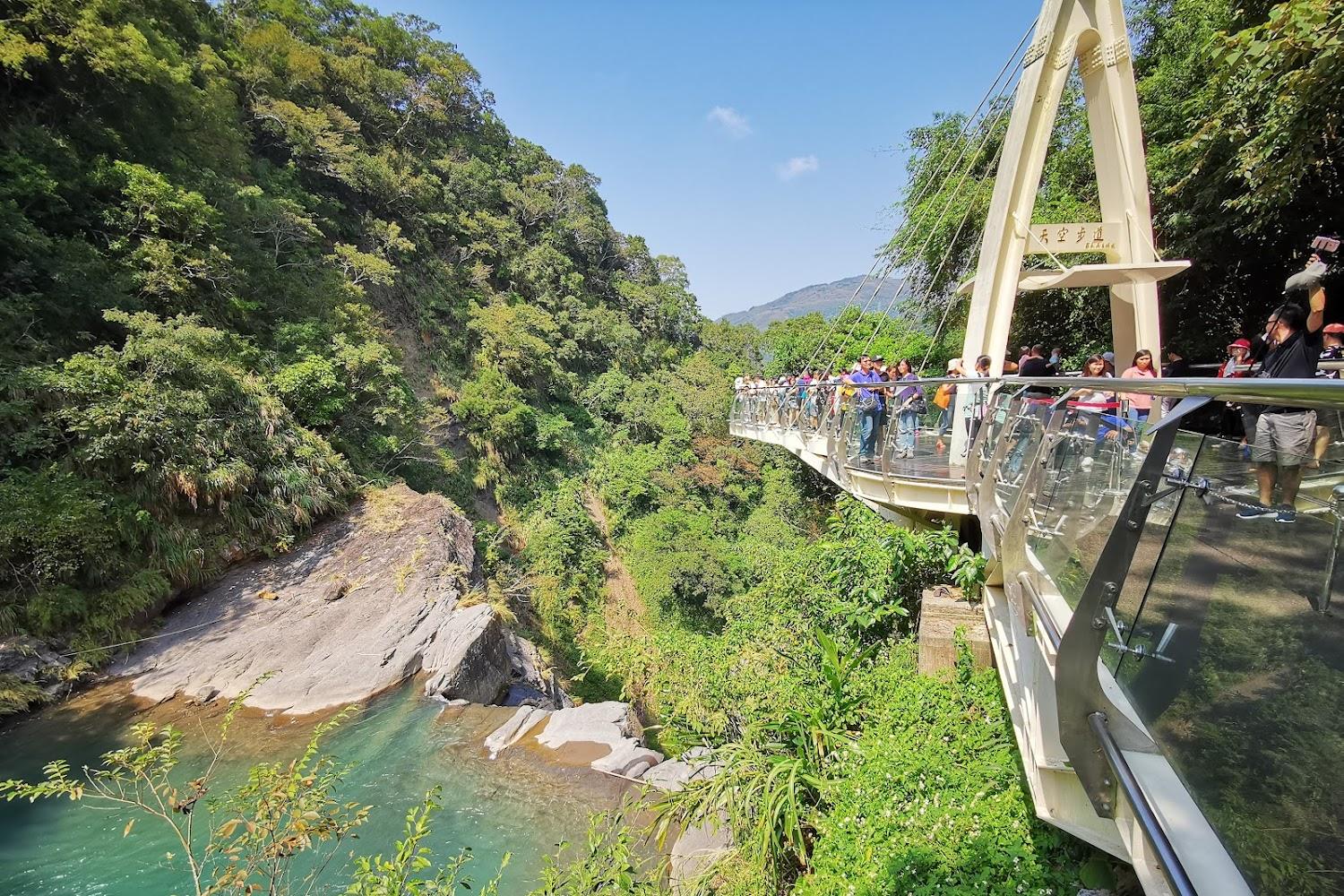 2026 桃園復興小烏來天空步道全攻略：挑戰 70 公尺懸空玻璃，感受瀑布翻騰的震撼快感