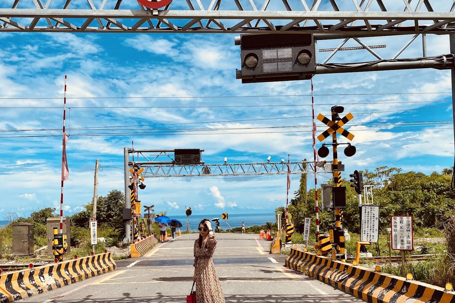 2026台東太麻里旅遊全攻略：朝聖台版「櫻木花道平交道」，山海一線的藍色浪漫攝影秘境