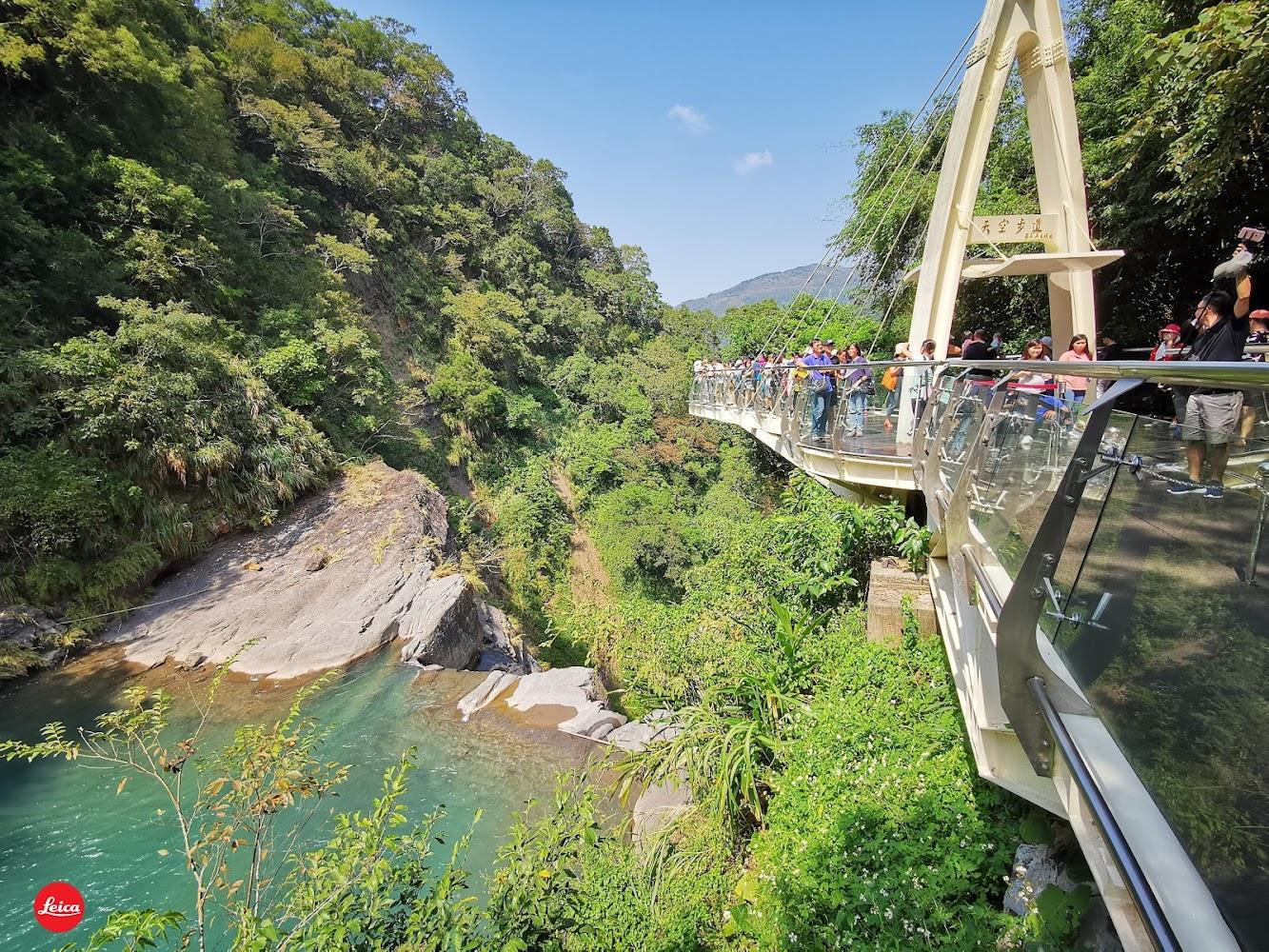 2026 桃園旅遊新地標：走進小烏來天空步道，體驗懸空 70 公尺的瀑布震撼與山林美景