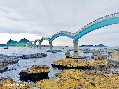 2026 台東必訪地標！三仙台跨海步橋：漫步八拱波浪建築，追逐全台第一道曙光與太平洋壯闊美學