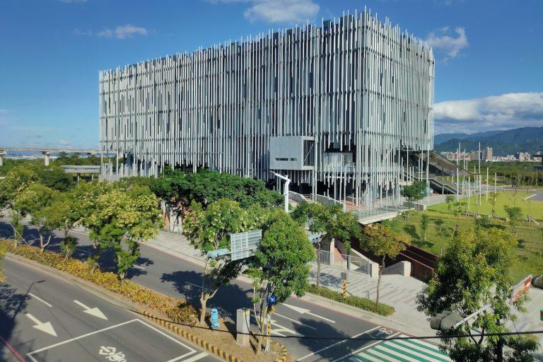 2026 鶯歌藝術地標：新北市美術館全攻略，走進「蘆葦叢中」的光影藝術殿堂