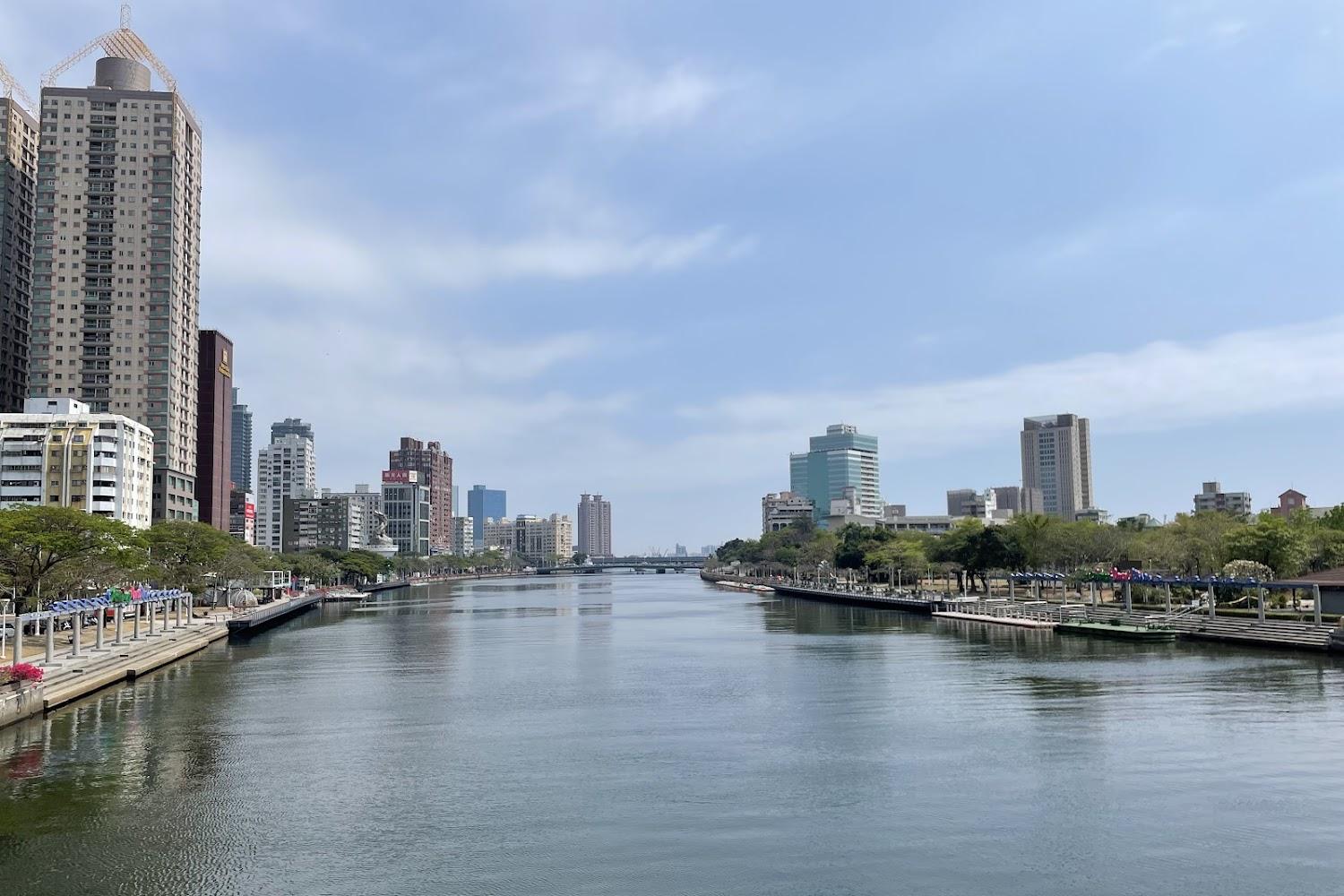 2026 高雄愛河旅遊全攻略：從歷史溯源到國際水岸美學，親歷港都最浪漫的璀璨夜色