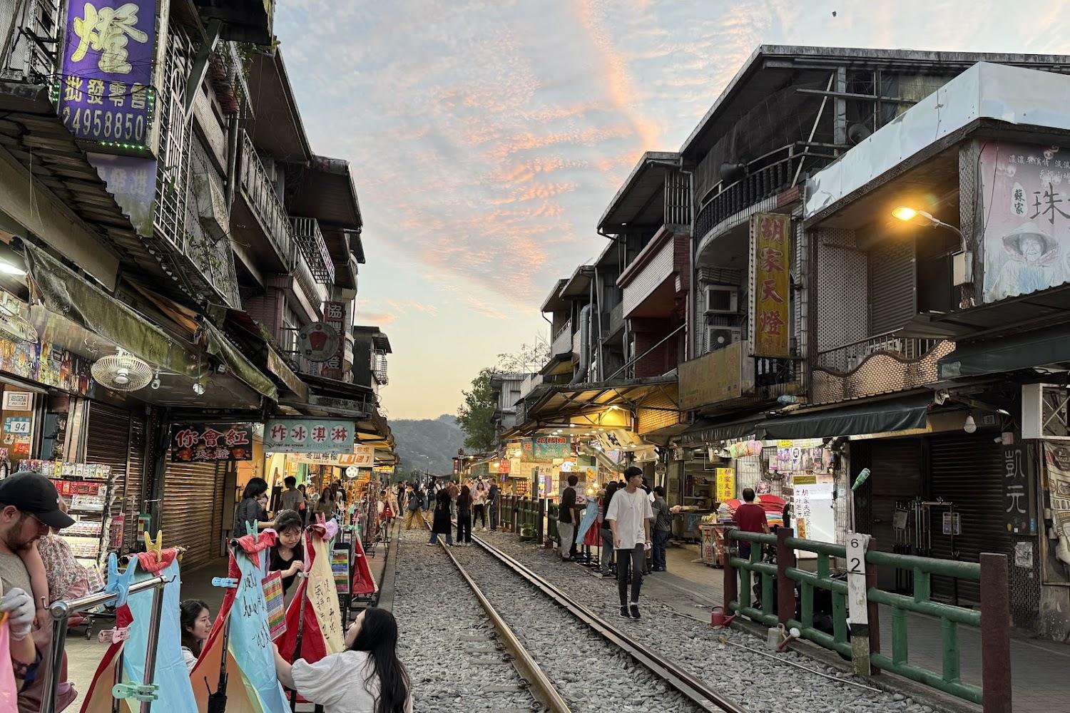 2026全攻略｜九份、十分老街一日遊：穿梭迷霧山城與鐵道天燈，感受台灣懷舊之美