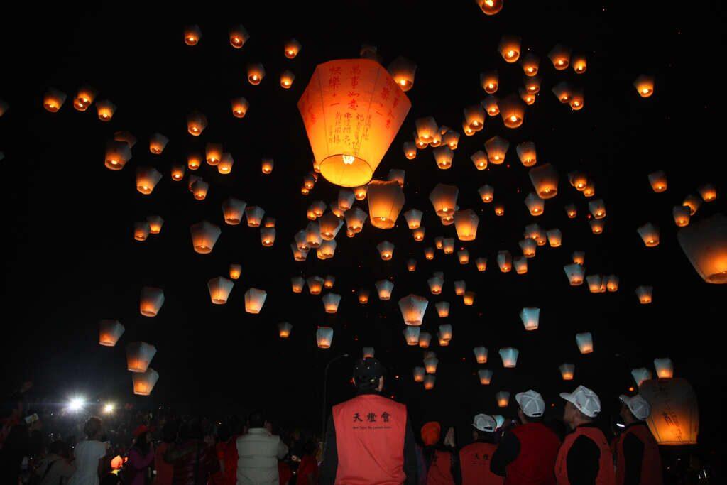 2026平溪線旅遊全攻略：天燈祈福、壯闊十分瀑布與懷舊鐵道山城之美