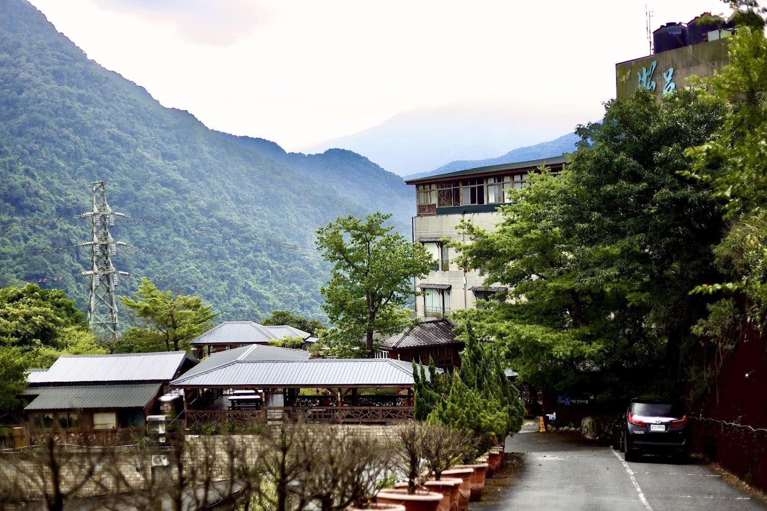 2026烏來避世首選！淞呂溫泉會館平日2,380元起，坐擁西羅岸路無敵山景美人湯