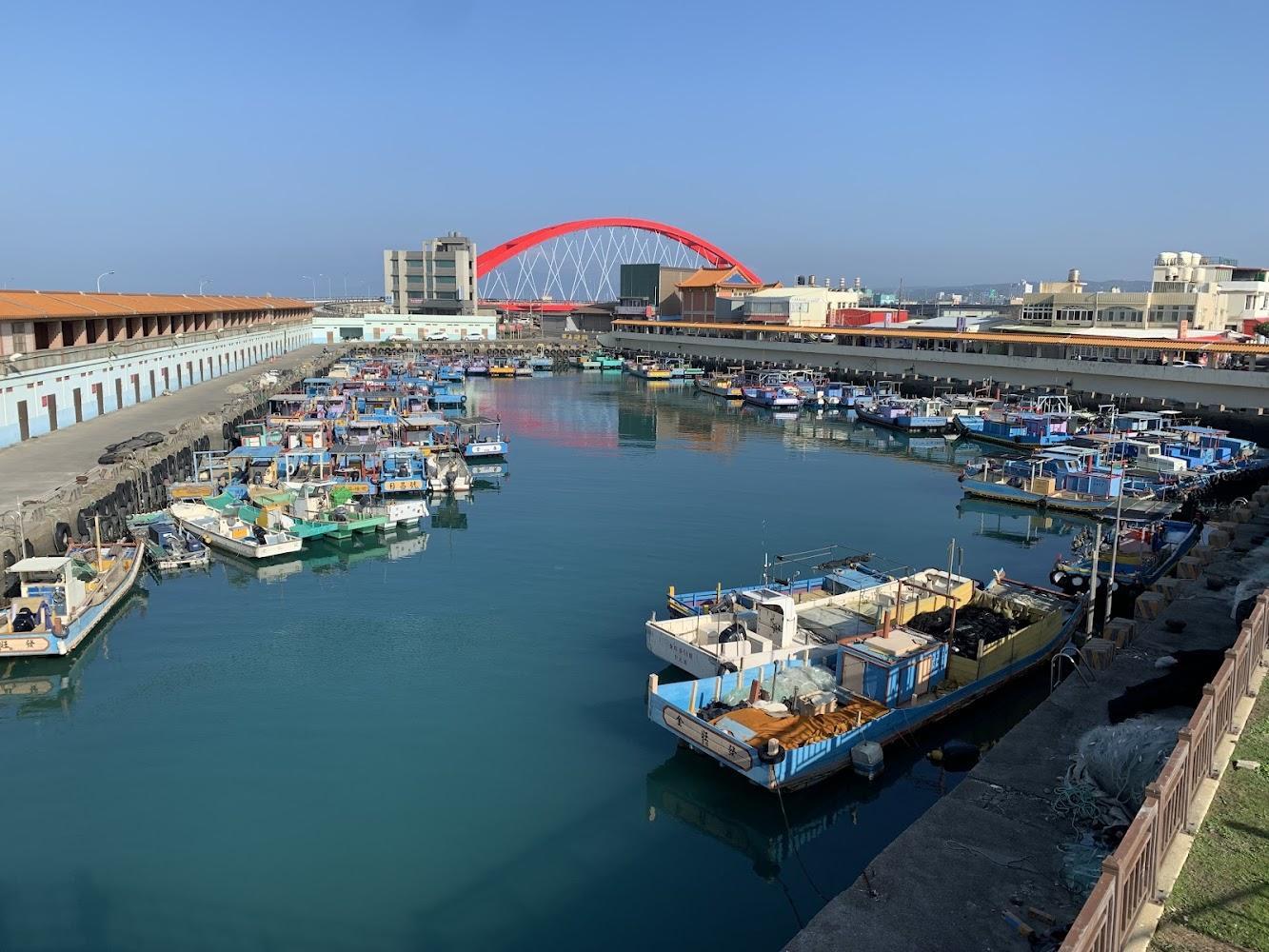 2026桃園必訪！竹圍漁港深度遊：品味鮮甜海鮮、漫步彩虹橋，享受濱海慢活時光