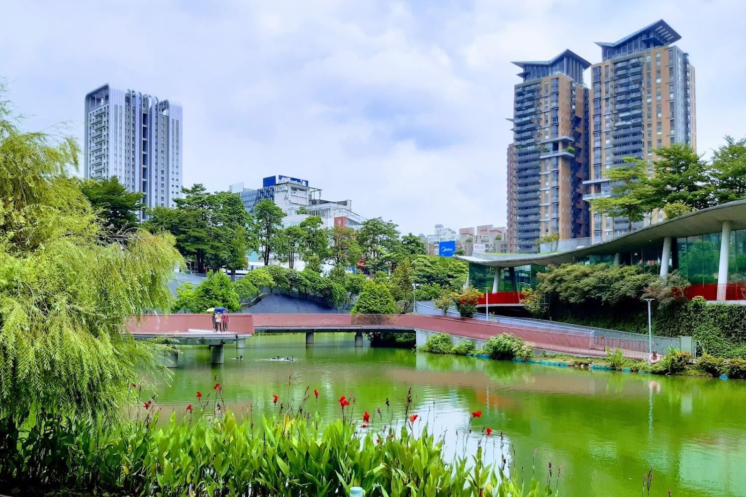 2026台中旅遊推薦｜秋紅谷景觀生態公園：隱身七期的絕美下沉式綠洲，日夜皆迷人的療癒拍照聖地