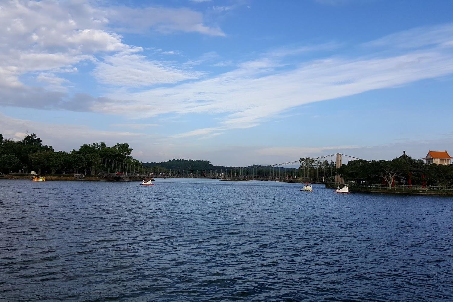 2026 台南新化虎頭埤全攻略：漫步台灣第一水庫，盡覽絕美湖光山色與百年吊橋美景