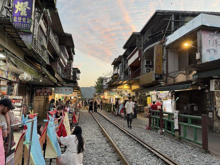 2026 北台灣旅遊指南：九份與十分老街的懷舊之旅，深度感受山城與鐵道之美