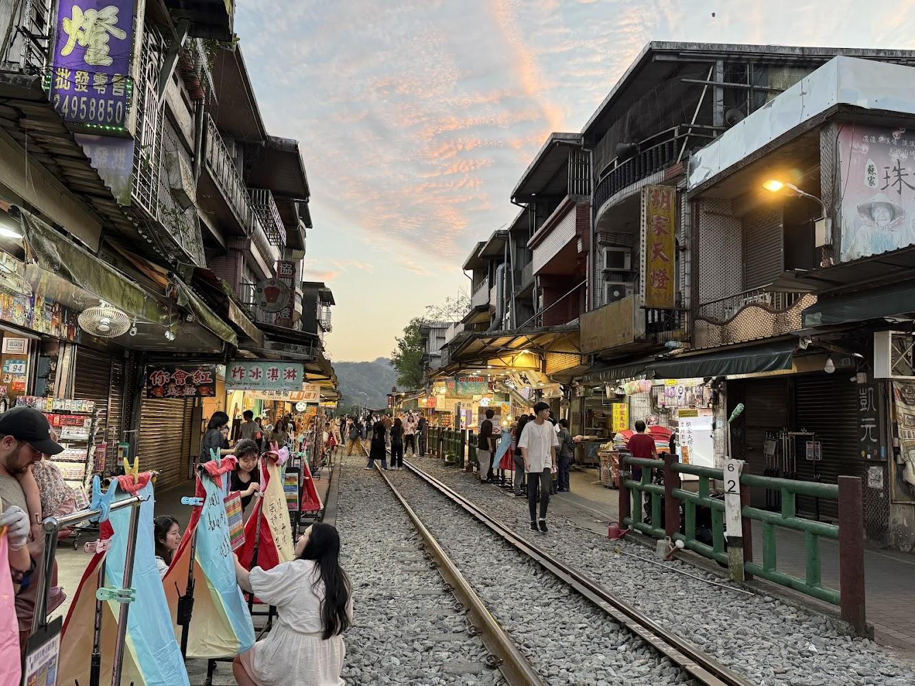 2026 北台灣旅遊指南：九份與十分老街的懷舊之旅，深度感受山城與鐵道之美