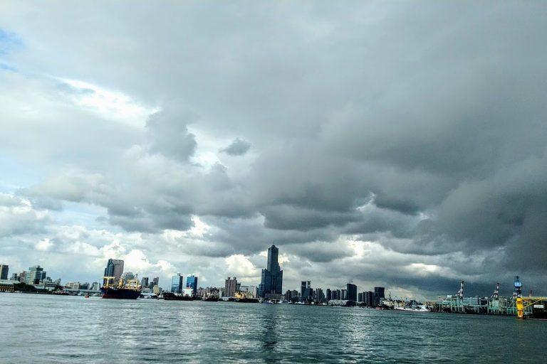 2026高雄港都深度遊：搭輕軌玩轉哈瑪星、旗津老街與絕美燈塔海鮮全攻略