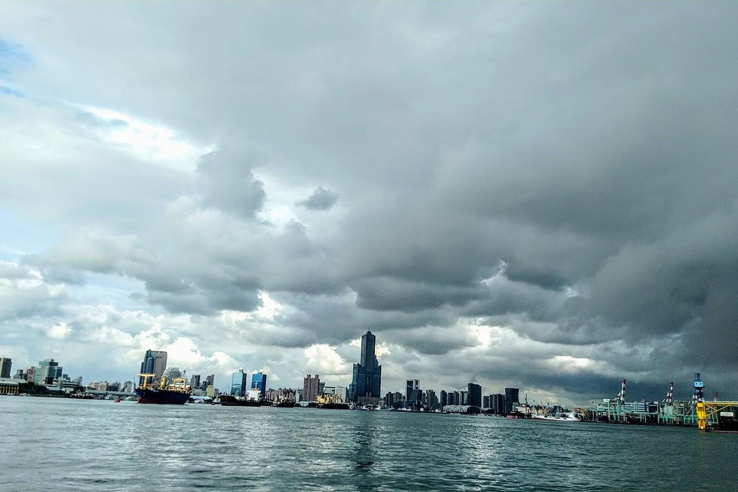 2026高雄港都深度遊：搭輕軌玩轉哈瑪星、旗津老街與絕美燈塔海鮮全攻略