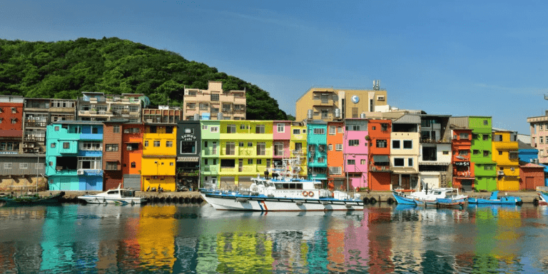 2026基隆正濱漁港漫步指南：走進彩色屋與港灣光影的慢節奏日常
