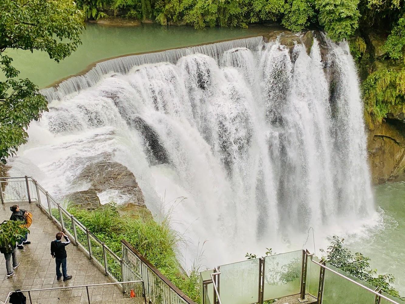 2026平溪必訪！十分瀑布「台版尼加拉」壯觀全攻略：交通、步道與周邊祕境全解析