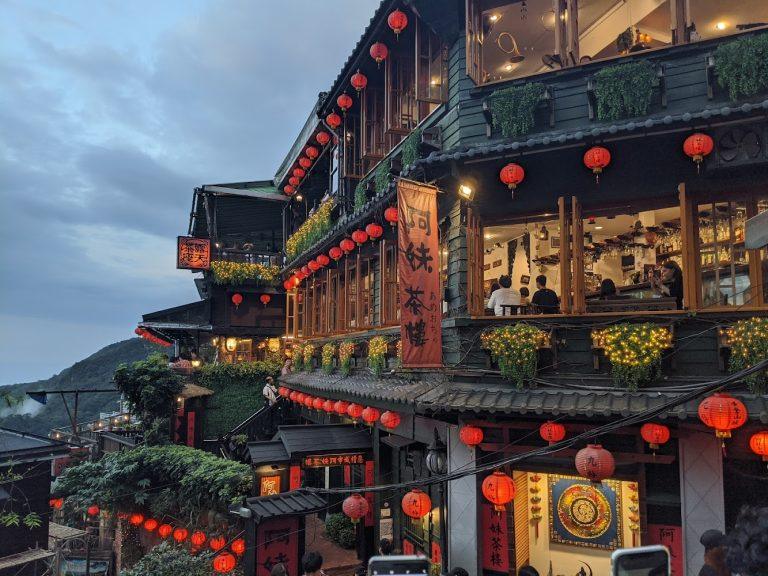 【2026 最新】九份、十分老街深度遊：天燈祈福、山城茶香與鐵道美食全攻略